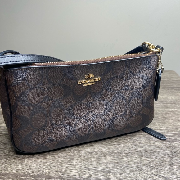 Coach crossbody - Picture 2 of 2